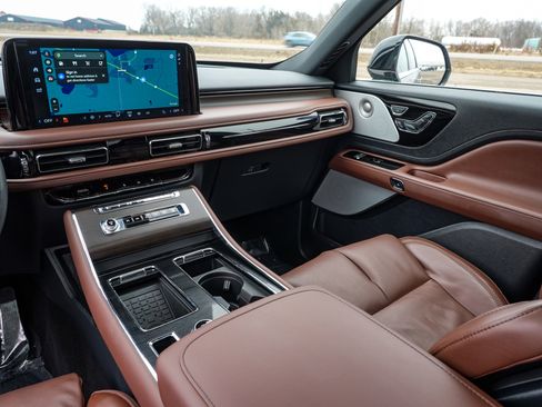 Used 2025 Lincoln Aviator Reserve w/ Equipment Group 201A image 25