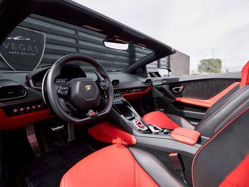 Used 2021 Lamborghini Huracan EVO image 2