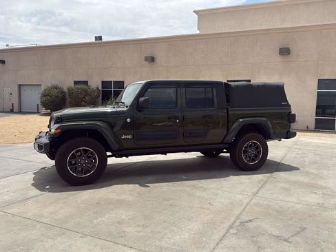 Used 2022 Jeep Gladiator Overland w/ Popular Equipment Package AWD/4WD image 4
