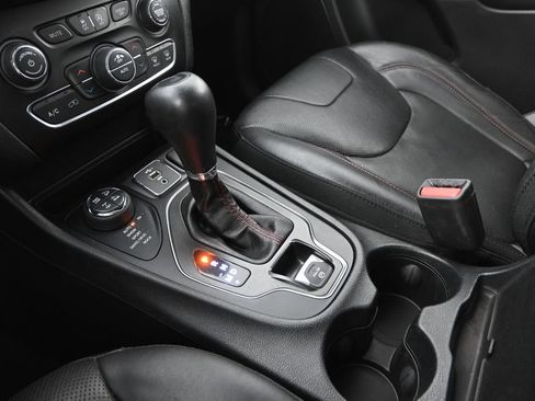 Used 2019 Jeep Cherokee Trailhawk image 33