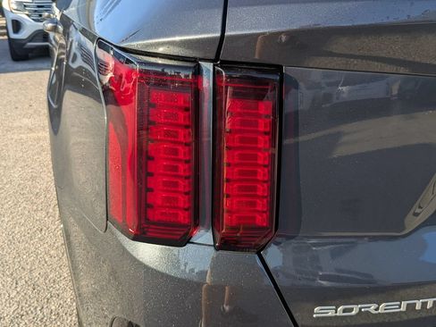 Used 2023 Kia Sorento EX FWD image 8