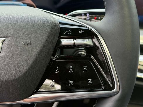 New 2024 Cadillac Lyriq Luxury AWD/4WD image 17