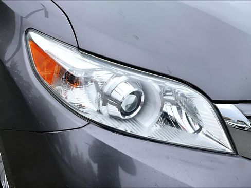 Used 2017 Toyota Sienna XLE image 27