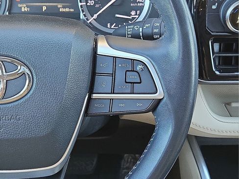 Used 2022 Toyota Highlander XLE image 21