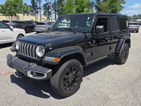 Used 2025 Jeep Wrangler Unlimited Sahara w/ Safety Group AWD/4WD image 3