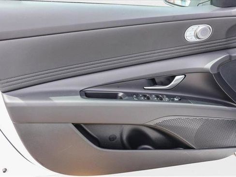 New 2025 Hyundai Elantra Limited image 12