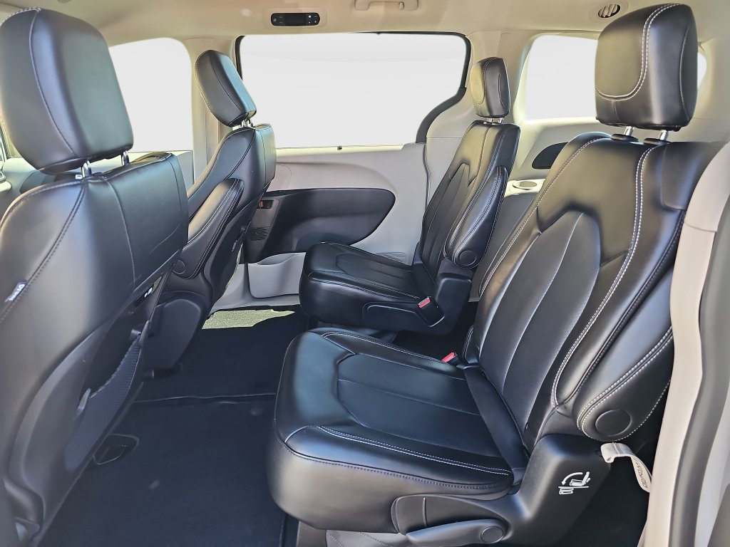Used 2024 Chrysler Pacifica Touring-L FWD image 19