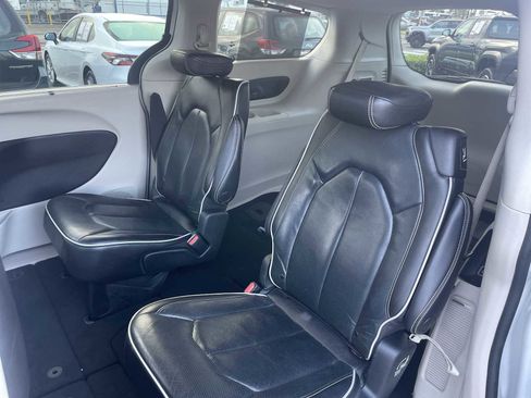 Used 2022 Chrysler Pacifica Limited image 24