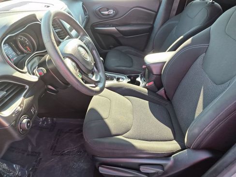 Used 2019 Jeep Cherokee Latitude w/ Popular Appearance Group FWD image 11