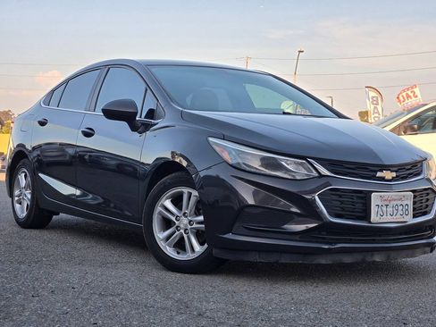 Used 2017 Chevrolet Cruze LT FWD image 4