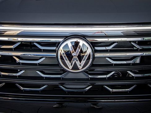 New 2026 Volkswagen Atlas Peak Edition image 9