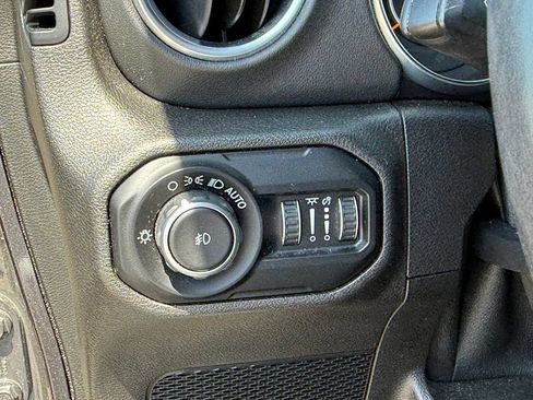 Used 2019 Jeep Wrangler Unlimited Sahara w/ Quick Order Package 24M Moab AWD/4WD image 18