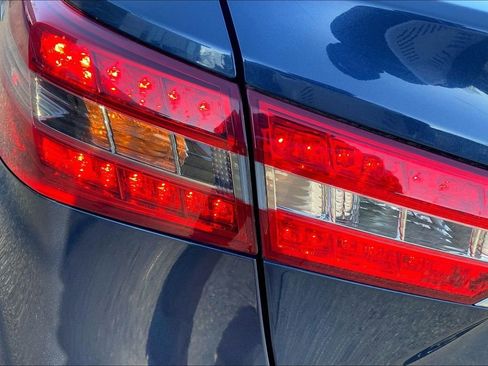 Used 2016 Toyota Avalon Limited image 28