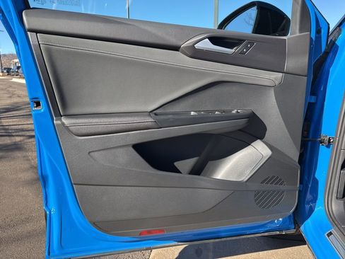 Certified 2025 Volkswagen Taos SE image 11