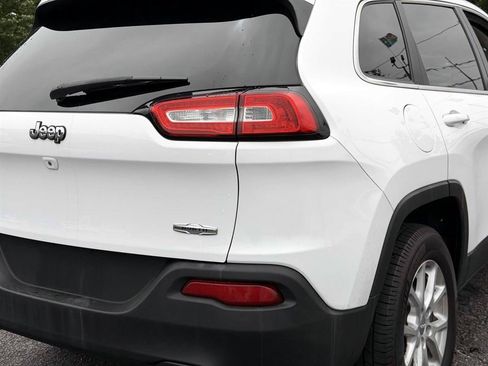 Used 2015 Jeep Cherokee Latitude w/ Cold Weather Group AWD/4WD image 6