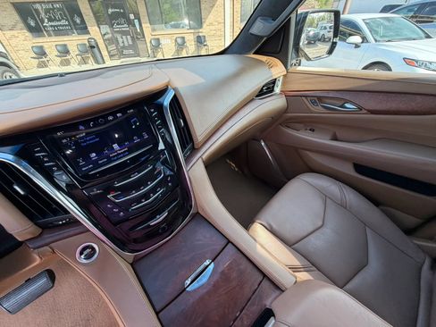 Used 2017 Cadillac Escalade AWD Platinum image 22