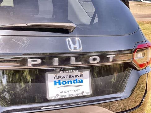 Used 2025 Honda Pilot EX-L image 8