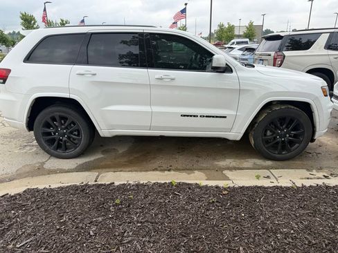 Used 2017 Jeep Grand Cherokee Altitude AWD/4WD image 5
