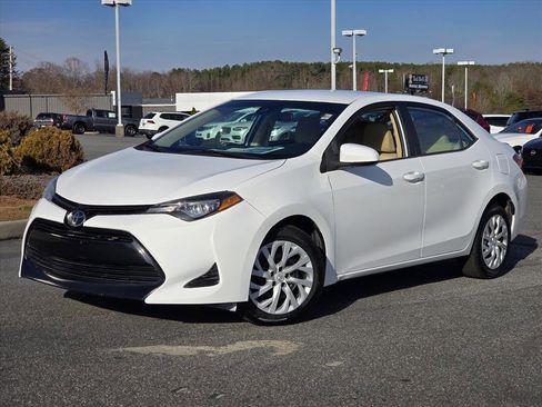 Used 2018 Toyota Corolla LE image 2