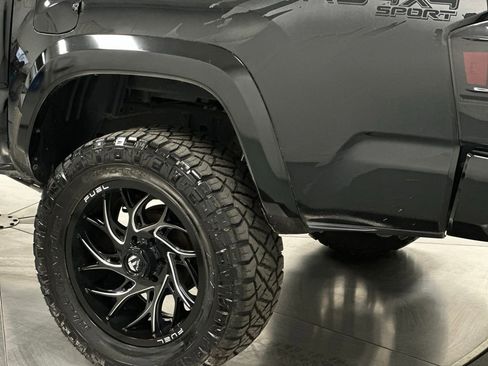 Used 2017 Toyota Tacoma TRD Sport w/ Tow Package (A/T) image 26