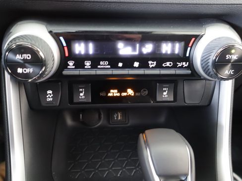 Used 2025 Toyota RAV4 SE image 17