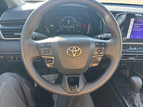 Used 2025 Toyota Camry LE image 18