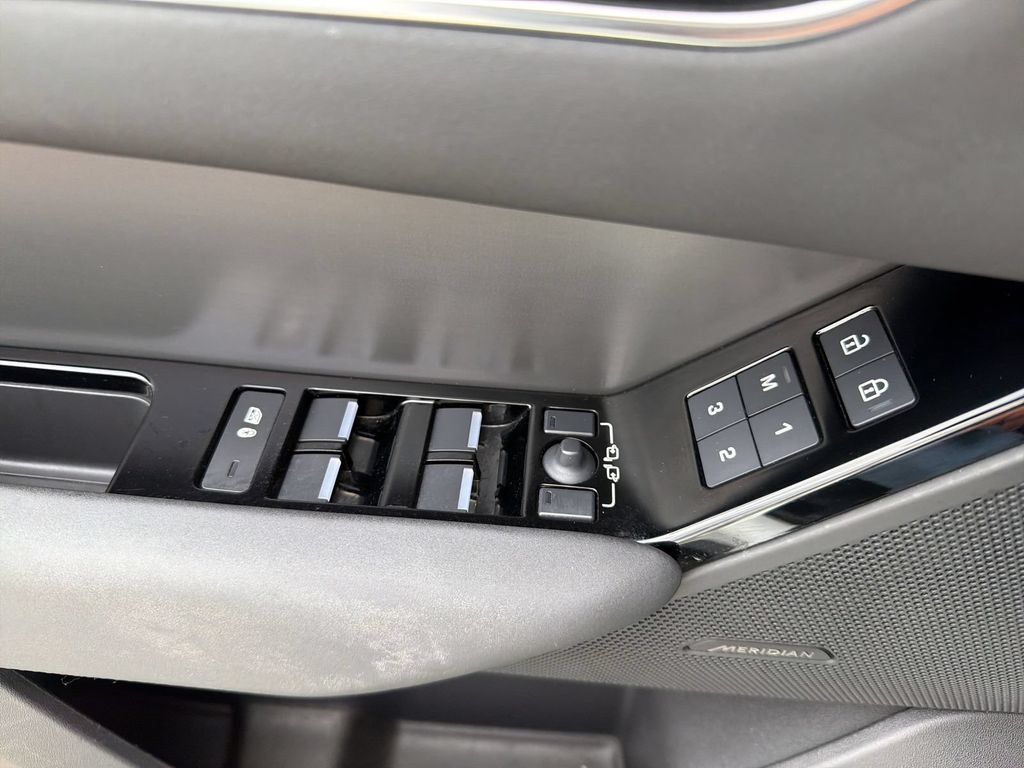 Used 2025 Land Rover Range Rover Velar Dynamic SE AWD/4WD image 11