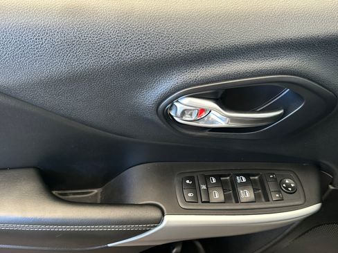 Used 2018 Jeep Cherokee Latitude Plus AWD/4WD image 12
