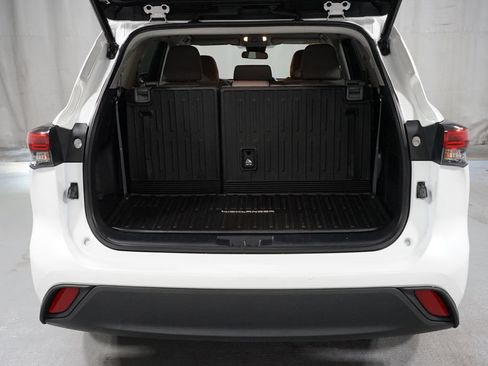 Used 2022 Toyota Highlander LE FWD image 35