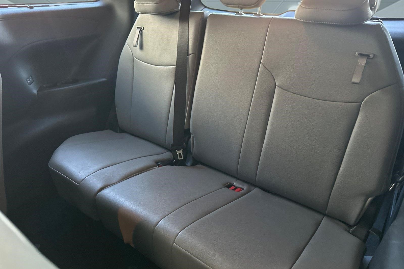 Used 2026 Toyota Sienna XLE FWD image 26