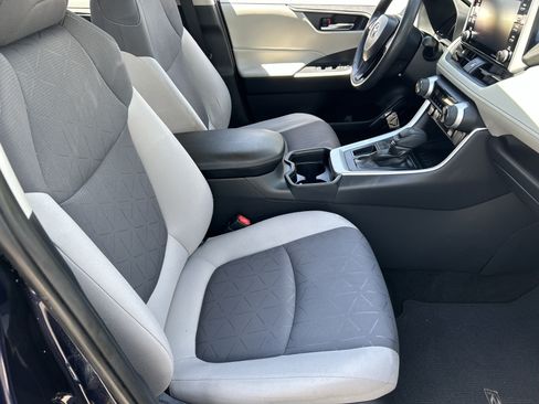 Used 2019 Toyota RAV4 XLE w/ Convenience Package FWD image 9