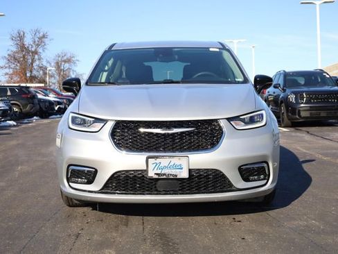 Used 2024 Chrysler Pacifica Select image 3