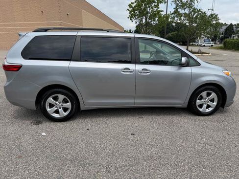 Used 2017 Toyota Sienna LE FWD image 37