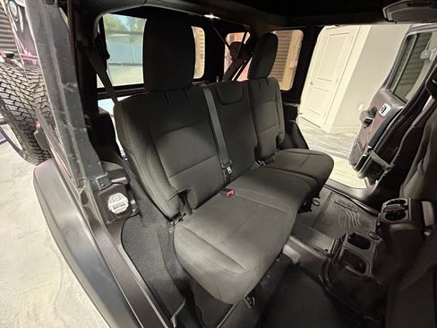 Used 2018 Jeep Wrangler Unlimited Sport S AWD/4WD image 6