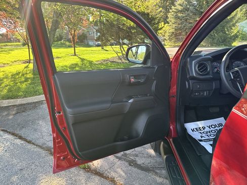 Used 2021 Toyota Tacoma TRD Sport w/ Technology Package image 14