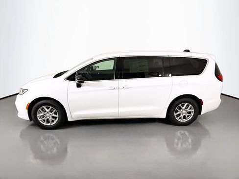 New 2026 Chrysler Pacifica Select image 4