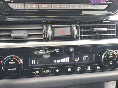 Used 2024 Nissan Pathfinder SV w/ SV Premium Package image 28