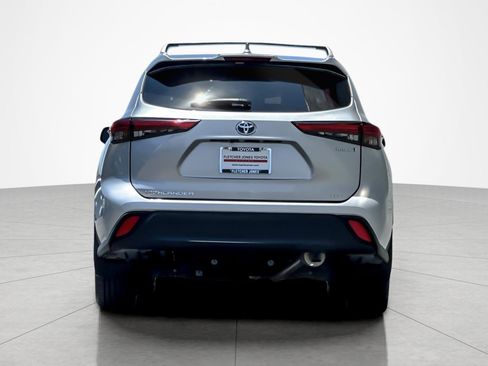 Certified 2021 Toyota Highlander XLE FWD image 4