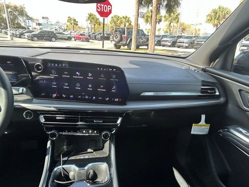 New 2026 Chevrolet Traverse LT w/ Sun and Wheel Package FWD image 17