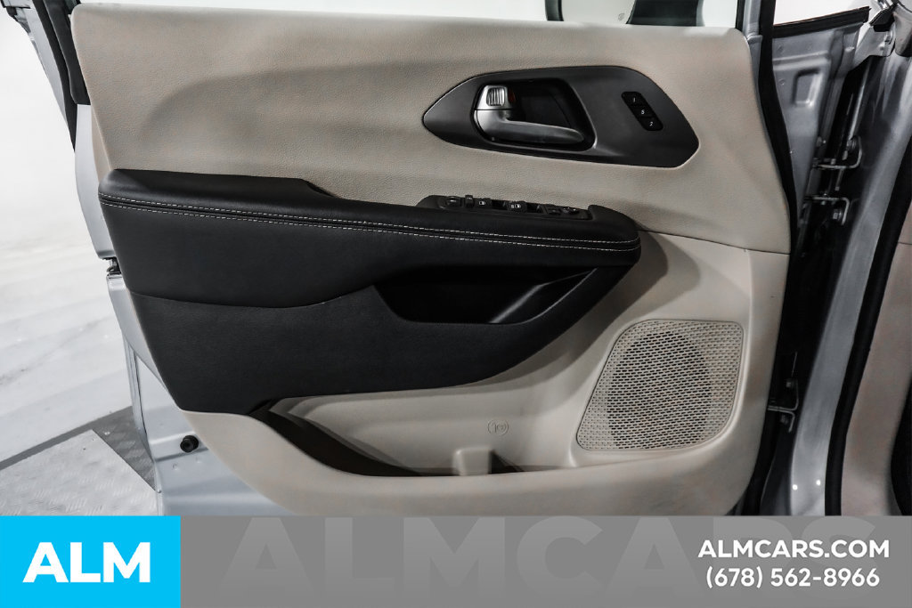 Used 2023 Chrysler Pacifica Touring-L FWD image 47