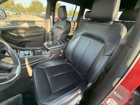 Used 2025 Jeep Grand Cherokee Limited w/ Black Appearance Package AWD/4WD image 8