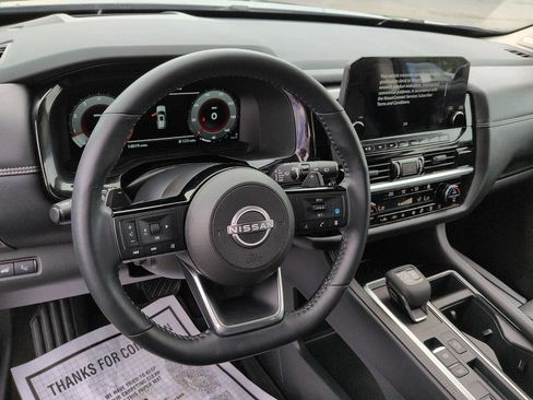 Used 2025 Nissan Pathfinder Platinum FWD image 13