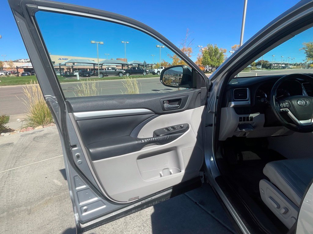 Used 2014 Toyota Highlander XLE AWD/4WD image 10