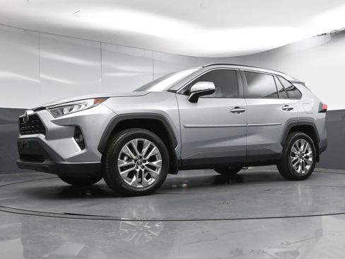 Used 2021 Toyota RAV4 XLE Premium image 23