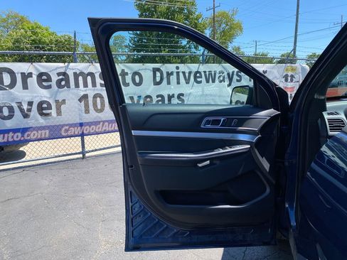 Used 2017 Ford Explorer XLT w/ Equipment Group 202A AWD/4WD image 12