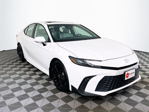 Used 2025 Toyota Camry SE w/ Convenience Package image 1