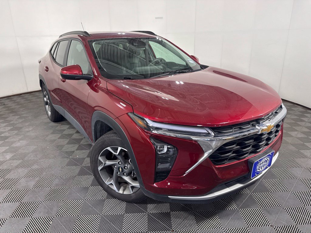 Used 2025 Chevrolet Trax LT FWD image 2