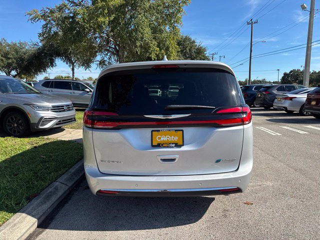 Used 2022 Chrysler Pacifica Limited w/ Uconnect Theater Family Group FWD image 6