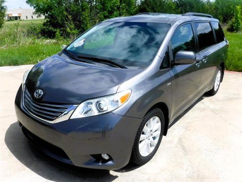 Used 2017 Toyota Sienna XLE AWD/4WD image 2