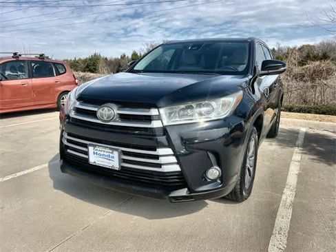 Used 2017 Toyota Highlander XLE image 2
